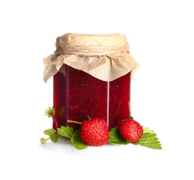 Beyaz arka planda lezzetli çilek reçeli kavanozu