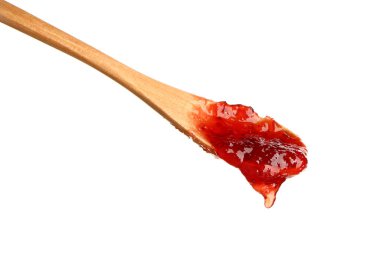 Beyaz arka planda lezzetli çilek reçelli kaşık