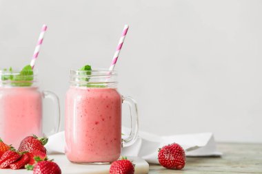 Masada Mason kavanozları dolusu lezzetli çilekli smoothie var.
