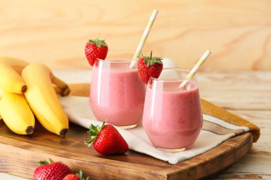 Masada lezzetli çilekli smoothie bardakları