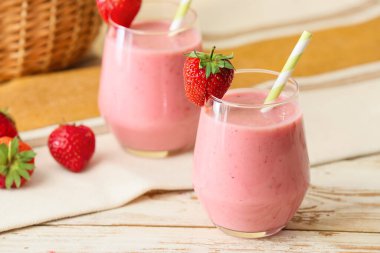 Masada lezzetli çilekli smoothie bardakları