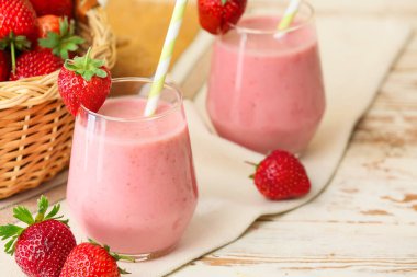 Masada lezzetli çilekli smoothie bardakları