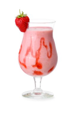 Beyaz arka planda bir bardak lezzetli çilekli smoothie.