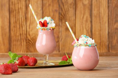 Masada lezzetli çilekli milkshake bardakları