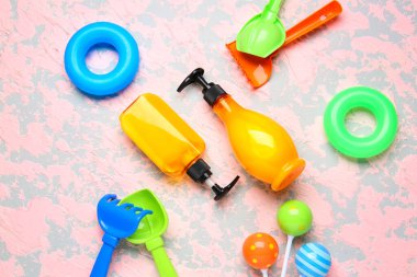 Sahilde kumsal oyuncakları olan güneş kremi.