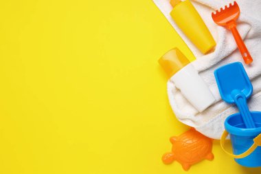 Renkli plaj aksesuarlı güneş kremi.