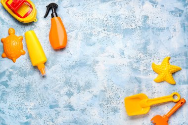 Sahilde kumsal oyuncakları olan güneş kremi.