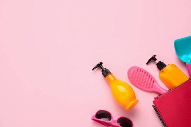 Renkli plaj aksesuarlı güneş kremi.