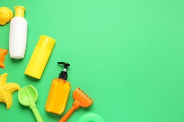 Sahilde kumsal oyuncakları olan güneş kremi.