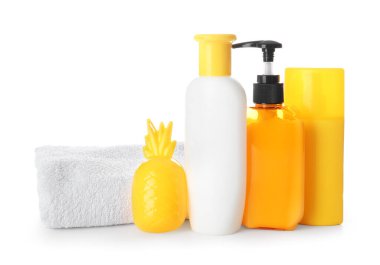 Beyaz arka planda havlusu olan güneş kremi.