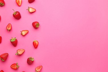 Renkli arkaplanda taze olgun çilek