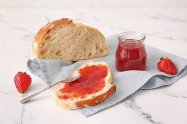 Lezzetli çilek reçeli ve ekmek.