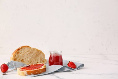 Lezzetli çilek reçeli ve ekmek.