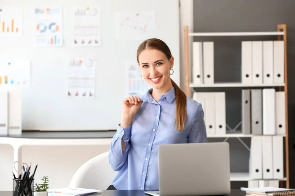 Schöne Geschäftsfrau Trägt Modernes Hemd Büro — Stockfoto