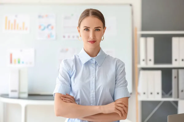 オフィスで現代的なシャツを着て美しいビジネス女性 — ストック写真