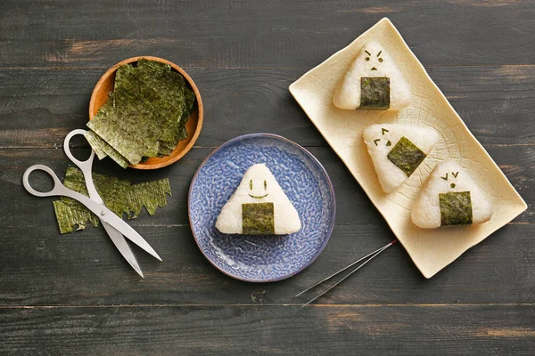 Traditioneller Japanischer Onigiri Mit Nori Auf Dem Tisch — Stockfoto