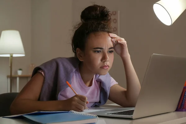Mujer Joven Que Utiliza Ordenador Portátil Para Aprendizaje Línea Casa — Foto de Stock