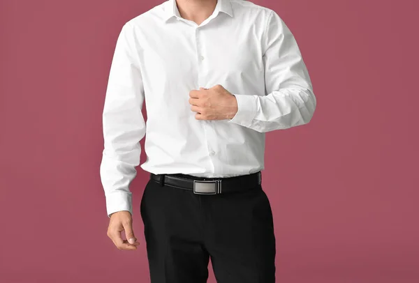 Joven Hombre Negocios Camisa Elegante Sobre Fondo Color —  Fotos de Stock