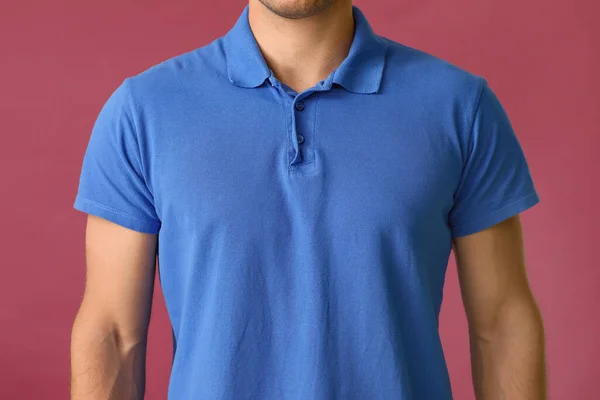 若い男でスタイリッシュなTシャツの色の背景 クローズアップ — ストック写真
