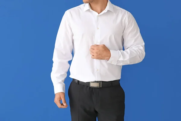 Joven Hombre Negocios Camisa Elegante Sobre Fondo Color — Foto de Stock