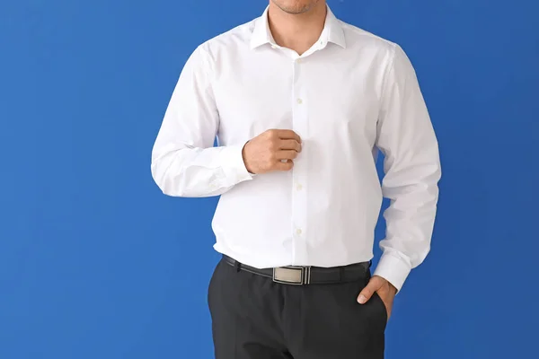 Joven Hombre Negocios Camisa Elegante Sobre Fondo Color — Foto de Stock