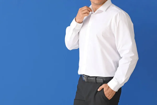 Joven Hombre Negocios Camisa Elegante Sobre Fondo Color — Foto de Stock