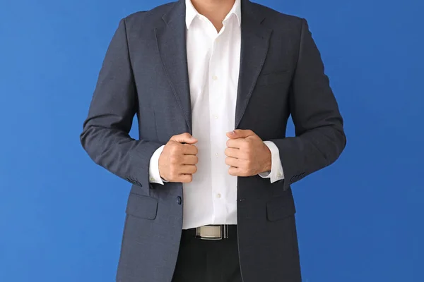 Junger Geschäftsmann Schicken Anzug Auf Farbigem Hintergrund — Stockfoto
