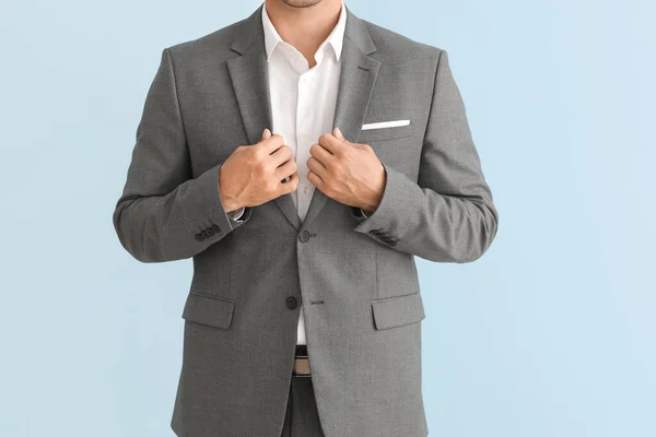 Joven Hombre Negocios Traje Elegante Sobre Fondo Color —  Fotos de Stock