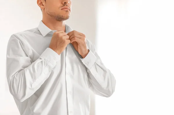 Joven Hombre Negocios Con Camisa Elegante Oficina — Foto de Stock