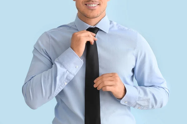 Молодой Бизнесмен Стильной Рубашке Цветном Фоне — стоковое фото