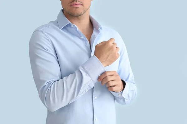 Joven Hombre Negocios Camisa Elegante Sobre Fondo Color — Foto de Stock