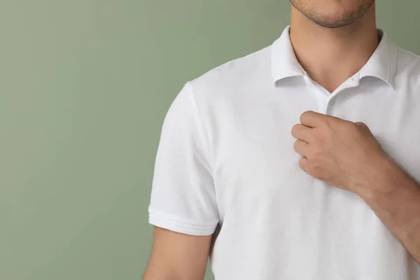 Ung Man Snygg Shirt Färg Bakgrund Närbild — Stockfoto