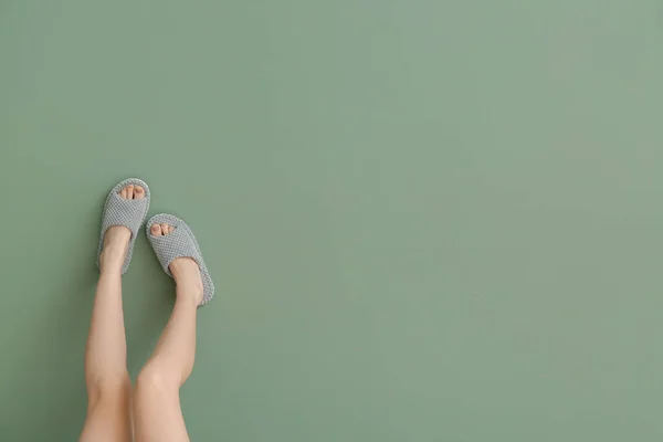 Gambe Femminili Morbide Pantofole Sfondo Colore — Foto Stock