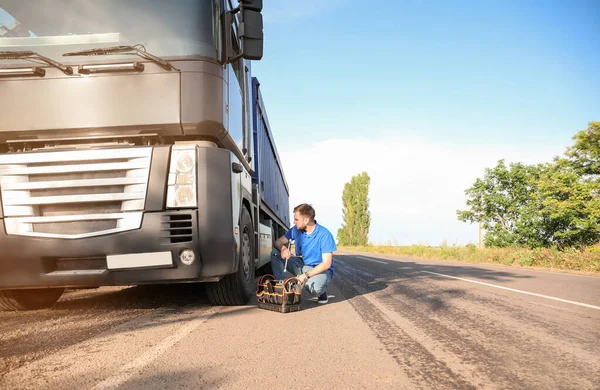 Conductor Masculino Reparando Camión Grande Aire Libre — Foto de Stock