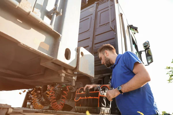 Manlig Förare Reparera Stora Lastbil Utomhus — Stockfoto