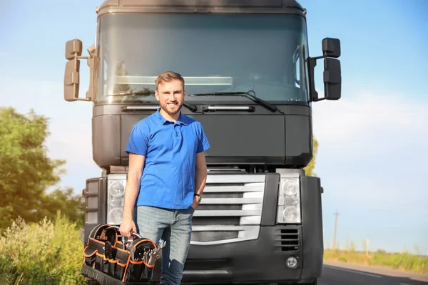 大型トラックの屋外近くのツールを持つ男性ドライバー — ストック写真