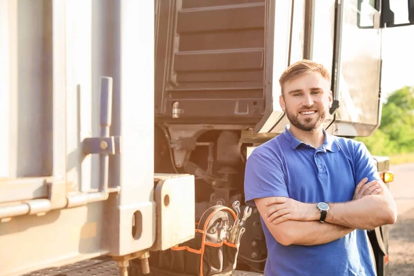 Man Bestuurder Buurt Van Grote Vrachtwagen Buiten — Stockfoto