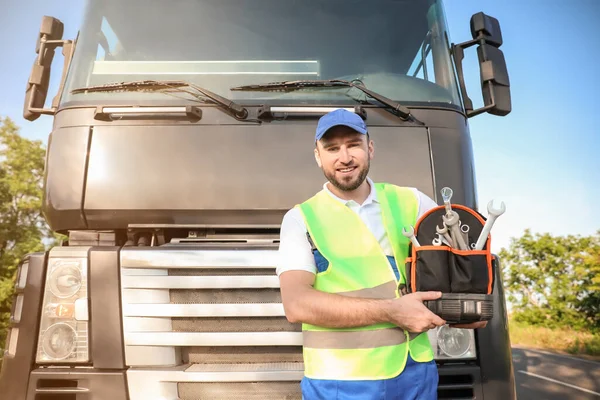 Conductor Masculino Con Herramientas Cerca Camión Grande Aire Libre — Foto de Stock