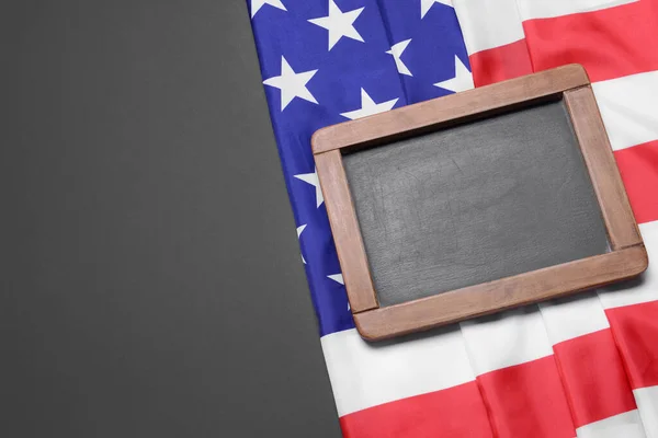 深色背景下的美国国旗和黑板 — 图库照片