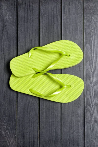 Stilvolle Flip Flops Auf Holzhintergrund — Stockfoto