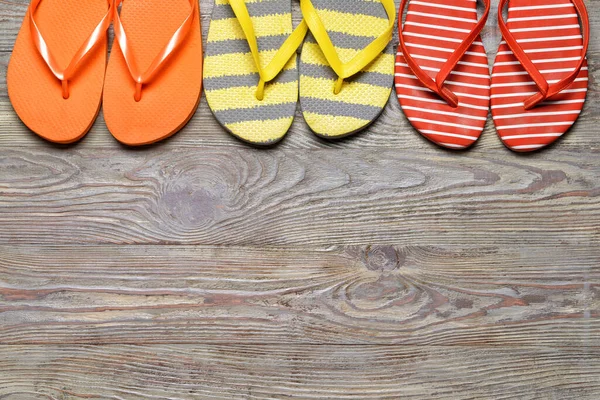 Stijlvolle Teenslippers Houten Ondergrond — Stockfoto