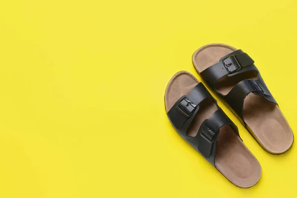 Stilvolle Flip Flops Auf Farbigem Hintergrund — Stockfoto