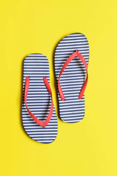 Stilvolle Flip Flops Auf Farbigem Hintergrund — Stockfoto