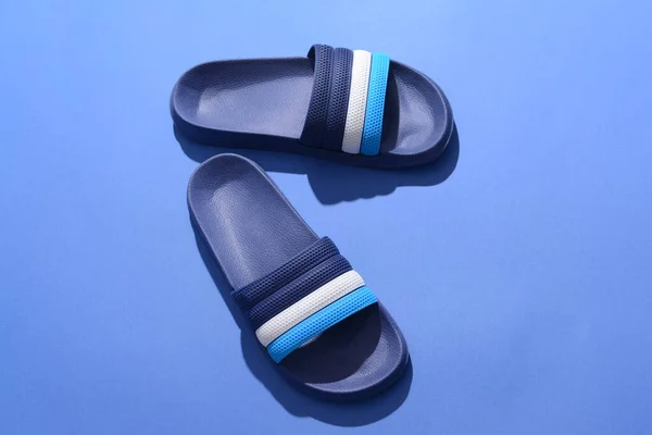 Stilvolle Flip Flops Auf Farbigem Hintergrund — Stockfoto