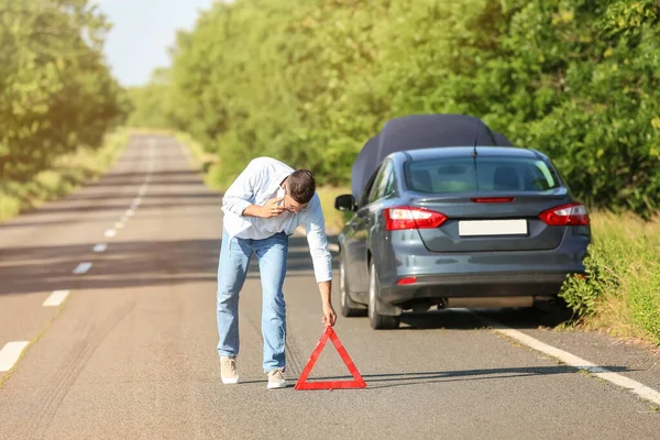 Joven Con Señal Parada Emergencia Cerca Coche Roto Carretera — Foto de Stock