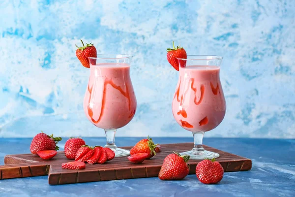 Gläser Leckerer Erdbeer Smoothie Auf Farbigem Hintergrund — Stockfoto