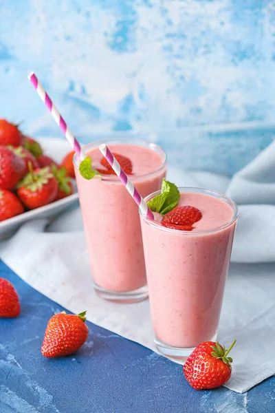 Gläser Leckerer Erdbeer Smoothie Auf Farbigem Hintergrund — Stockfoto