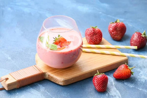 颜色背景上的一杯美味草莓冰沙 — 图库照片