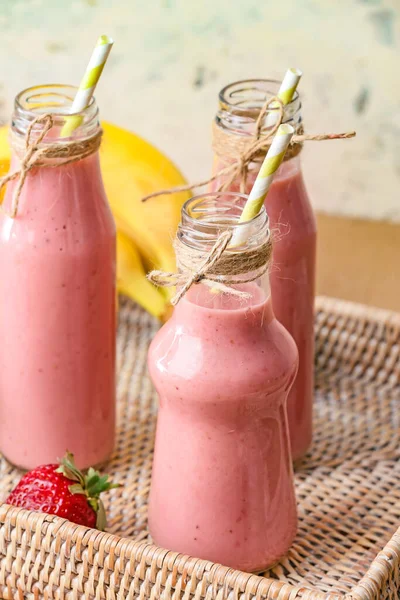 Flaschen Leckerer Erdbeer Smoothie Auf Dem Tisch — Stockfoto