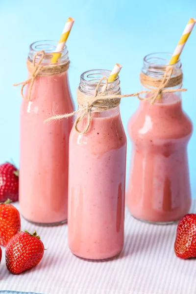 Flaschen Leckerer Erdbeer Smoothie Auf Farbigem Hintergrund — Stockfoto